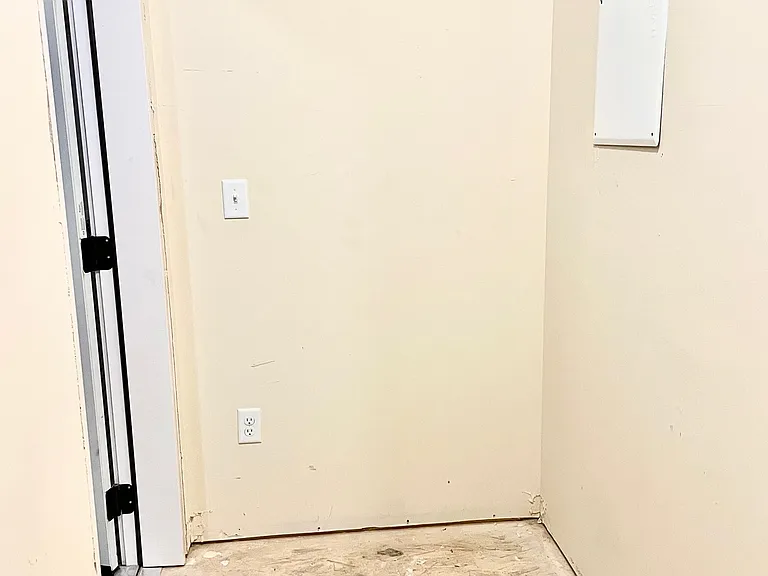 915/6SQFT Units Storage Unit