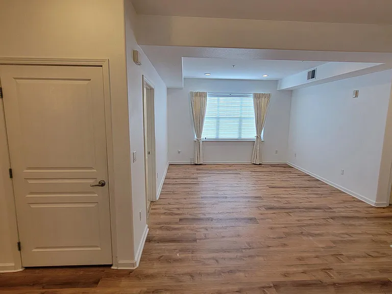 453 E Okeefe St #104 — Photo 4