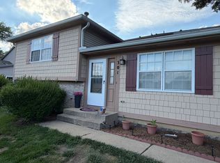 301 Cherrywood Ct, Vernon Hills, IL 60061