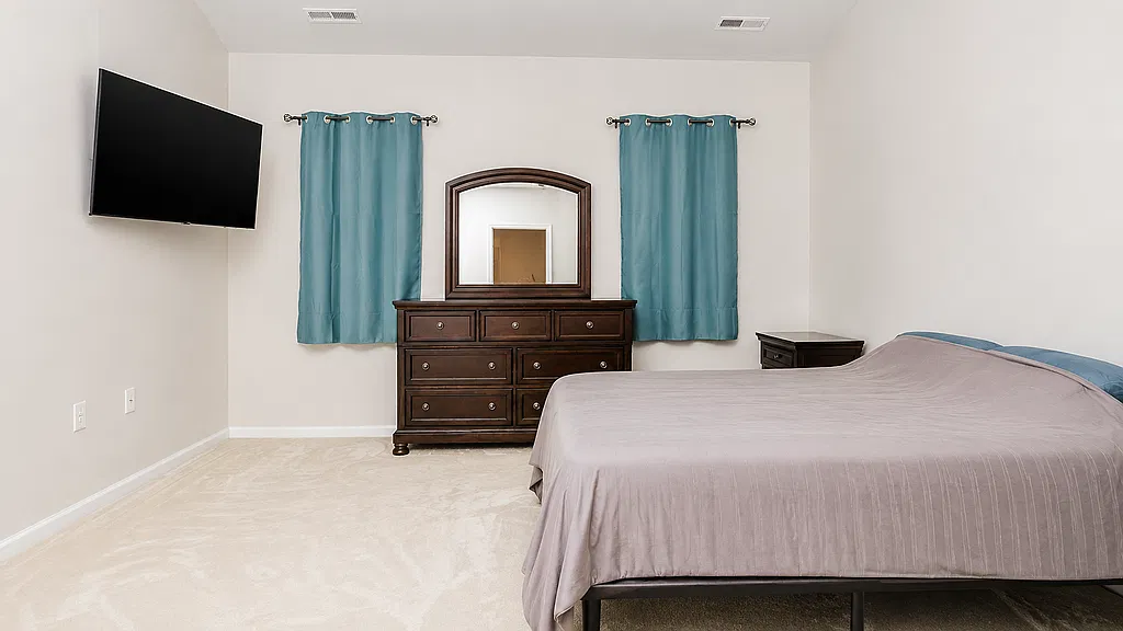 4 bed, 2433 sqft, $2,250 — Photo 4