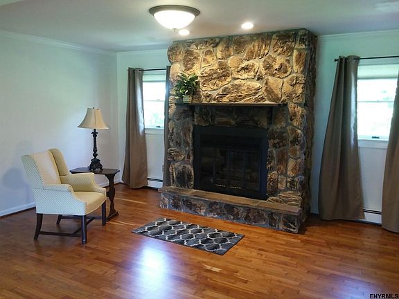 3rd image of 12 Damask Dr