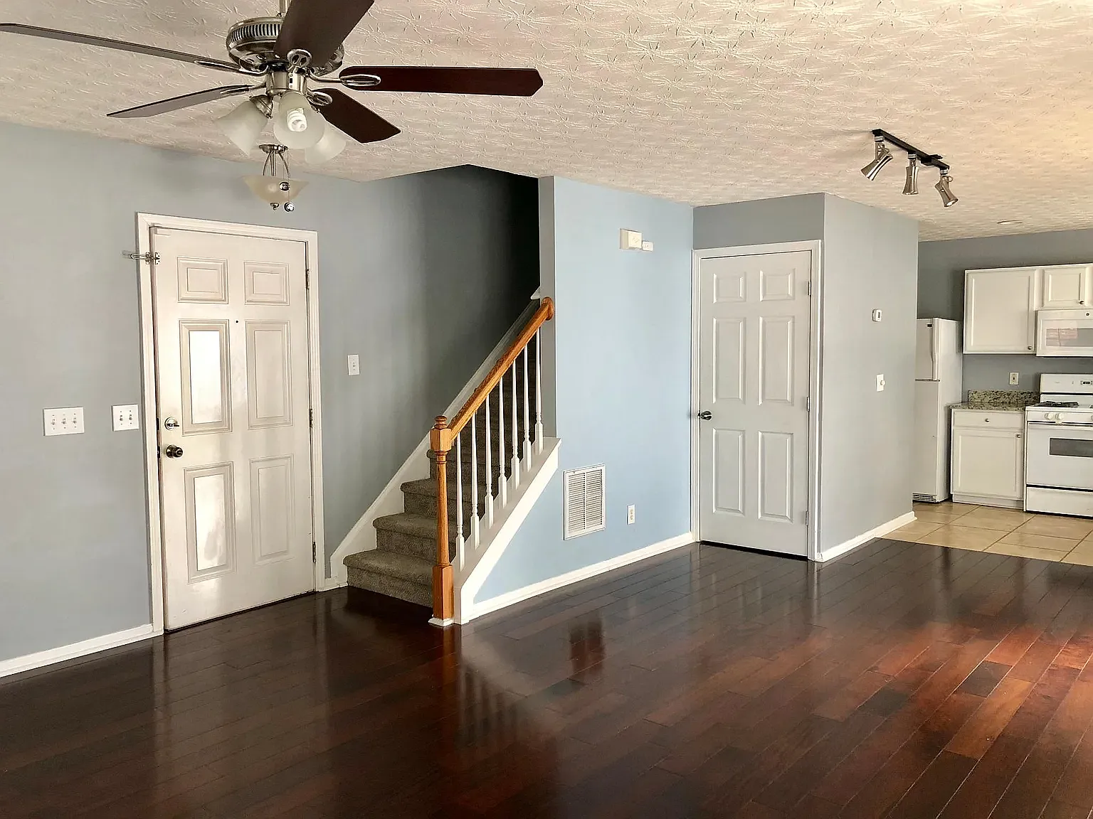 3 bed, 2.5 bath, 1232 sqft, $2,000 — Photo 3
