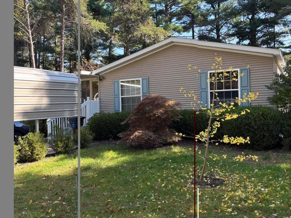6858 Maple Ln, Fennville, MI 49408