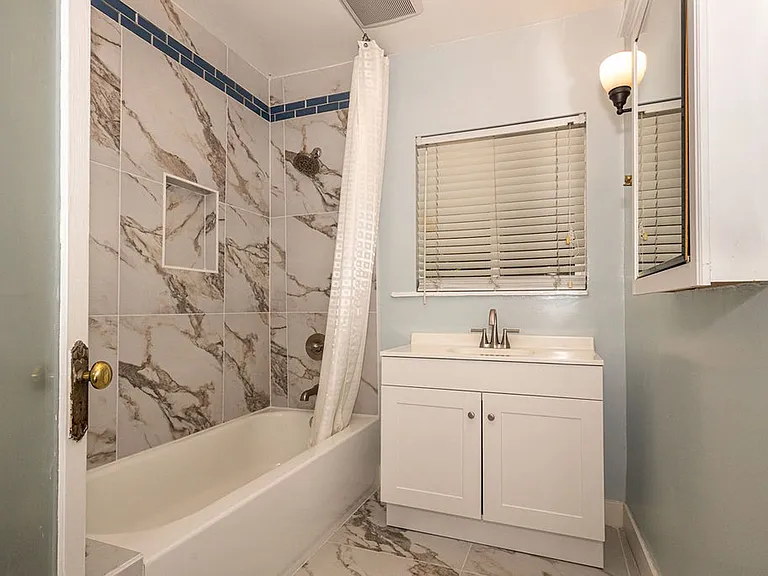 812 N June St — Photo 27