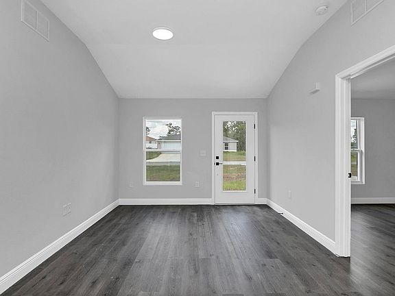 3rd image of 25 Hemlock Radial Dr