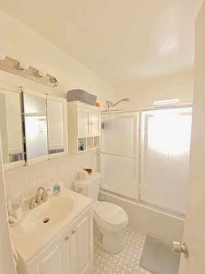 Rented by Zikos Realty Services | media 11