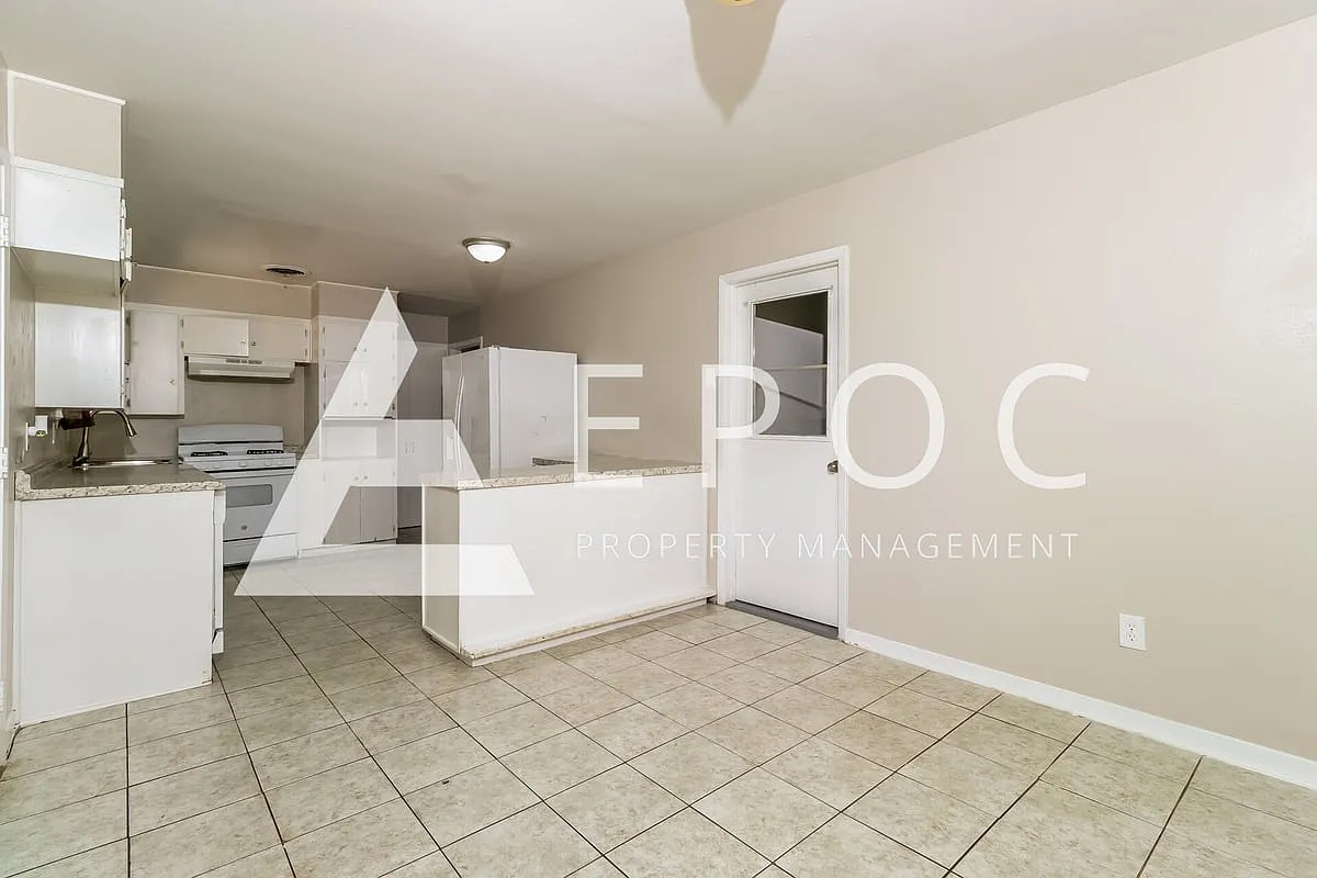 1407 Duvall Dr — Photo 3
