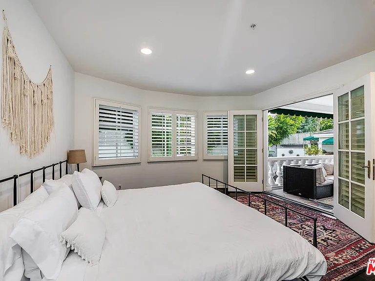 4063 Benedict Canyon Dr — Photo 33