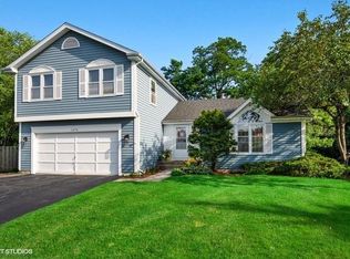 1070 Holly Cir, Lake Zurich, IL 60047