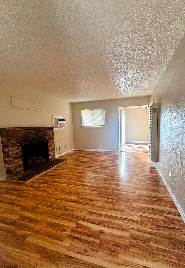2 bedroom for Rent-New Interior Paint, Attached Garage — Photo 3