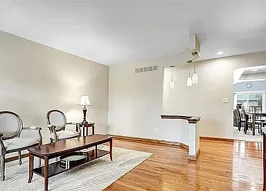 3 bed, 1.5 bath, 1600 sqft, $3,000 — Photo 4