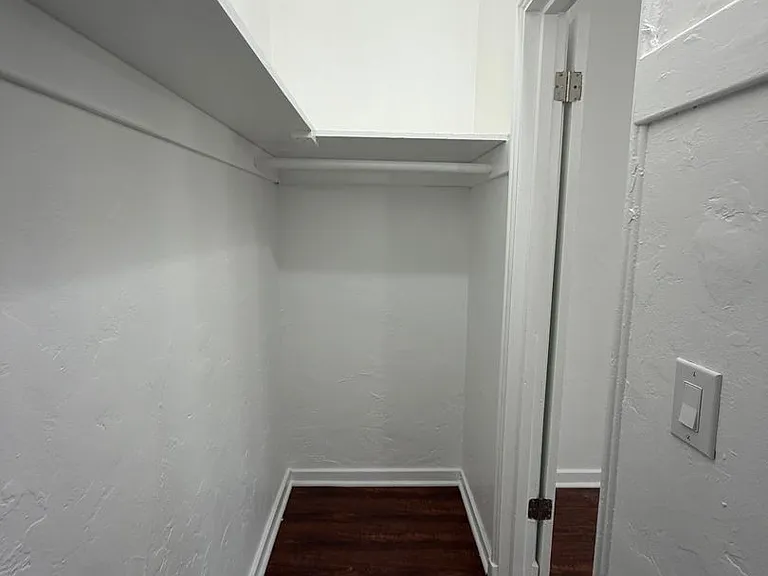 512 N Alexandria Ave — Photo 16