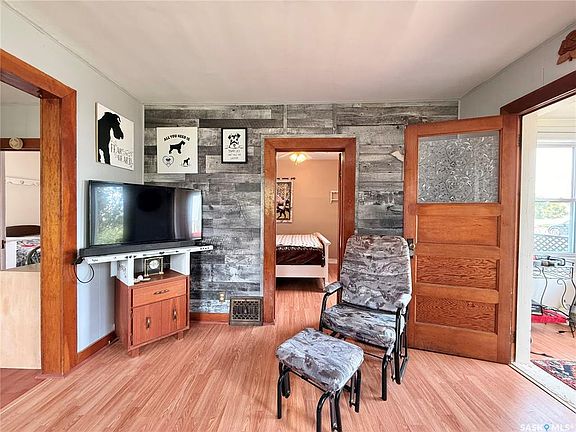 4th image of 309 Railway AVENUE W