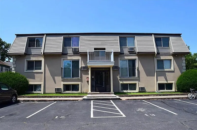 2 bed, 1.0 bath, 675 sqft, $1,600 — Photo 1