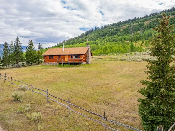 17 Rustic Rd, Cody, WY 82414