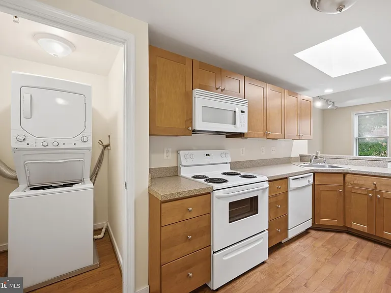 910 S Charles St #B — Photo 17