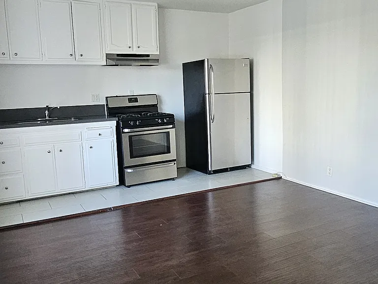 5050 Romaine St #1 — Photo 2