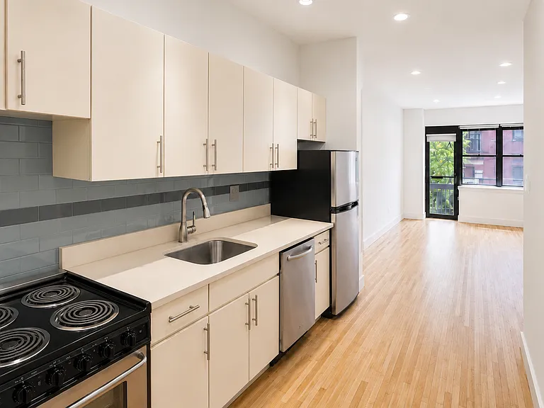 213 E 37th St #2CC — Photo 5