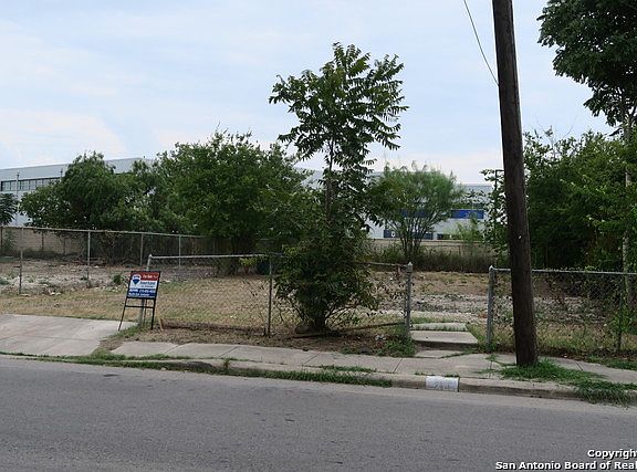 2nd image of 214 Rehmann St