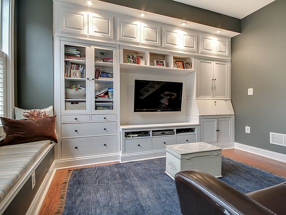 1st FL: Built-in w TV & desk