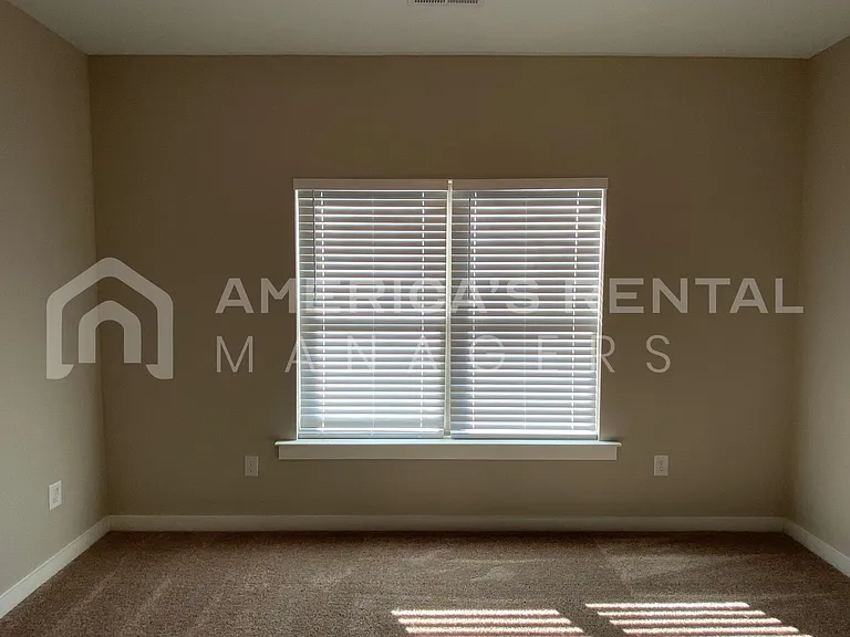 535 Troubadour Ln — Photo 11