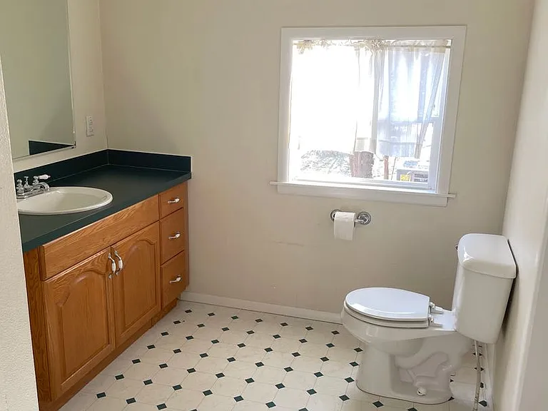 1405 E Washington St — Photo 16