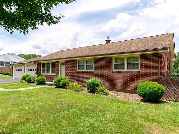 3rd image of 260 Maple Dr