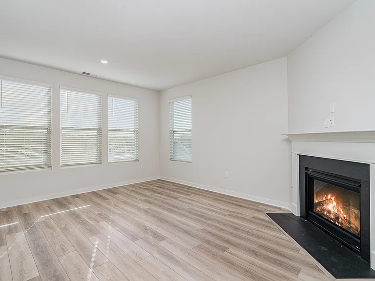 585 Lyness Dr — Photo 14