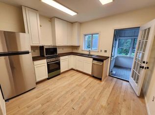 89 4th Ave #B, Lowell, MA 01854