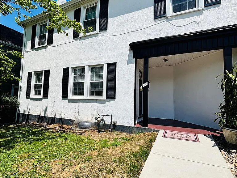 551 Park Pl — Photo 2
