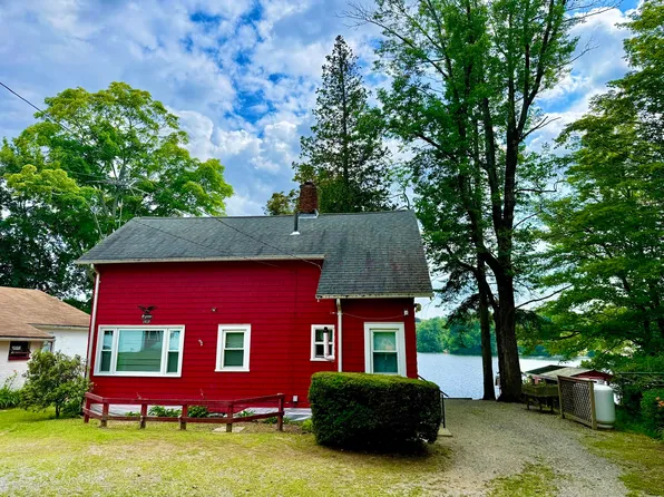 8 Union Rd, Wales, MA 01081