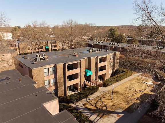 2nd image of 60 Shrewsbury Green Dr Unit B