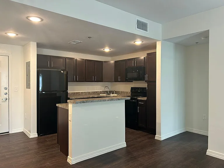 Sunland Country Apartments — Photo 11