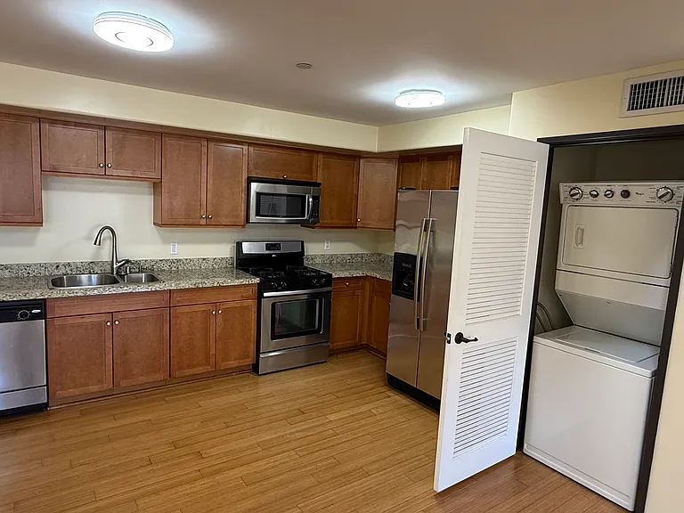 255 W 7th St #20 — Photo 8