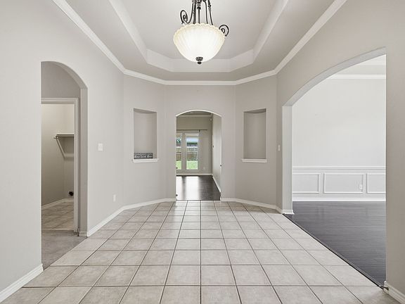 3rd image of 10 Saddlewood Ct
