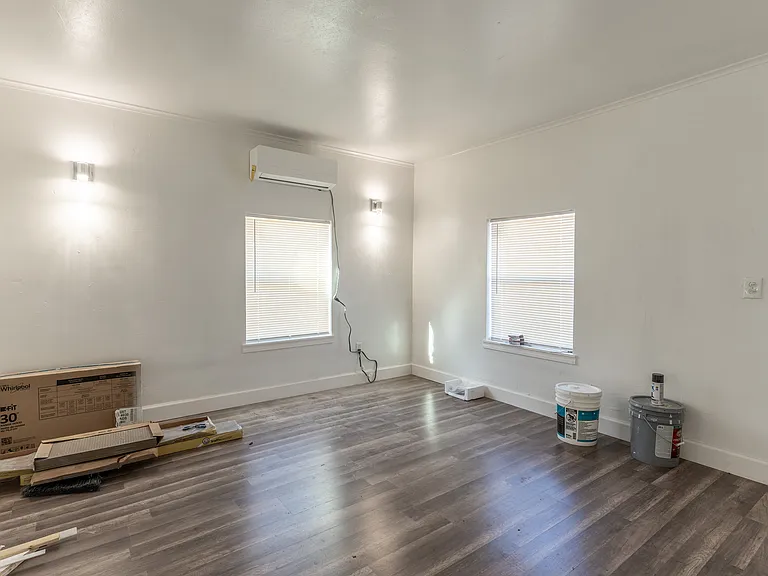 918 NE 6th St — Photo 9