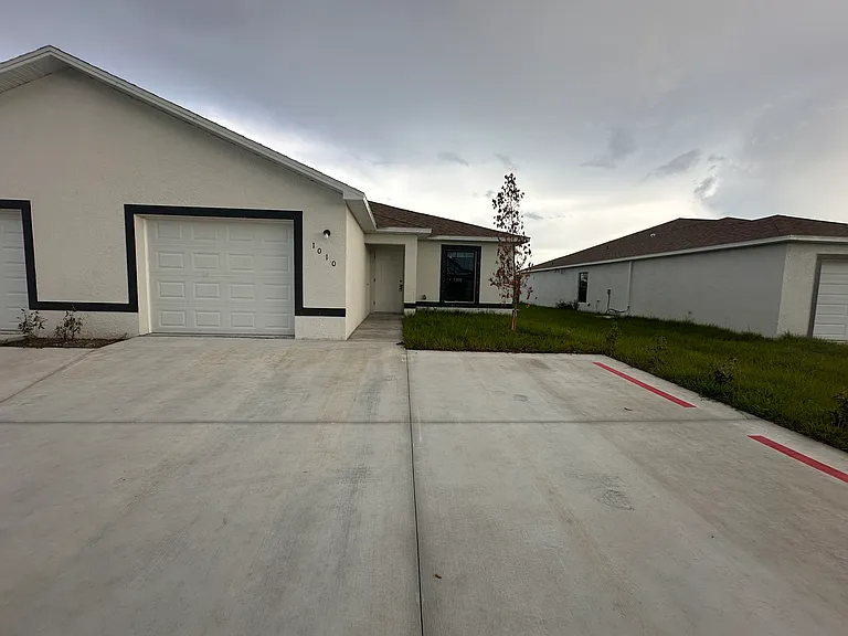 1010 NE 15th Ln — Photo 1