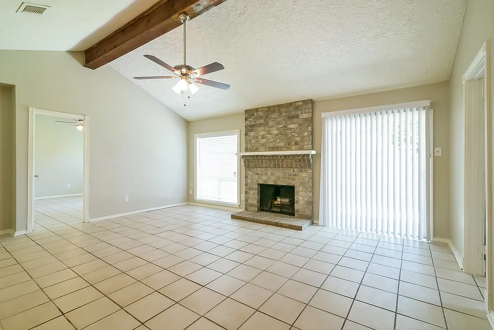 3 bed, 2.0 bath, 1282 sqft, $1,785 — Photo 3