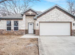 407 E Willingham St, Cleburne, TX 76031
