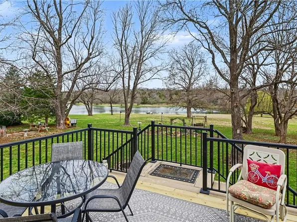 1510 S Lakestone Dr, Olathe, KS 66061