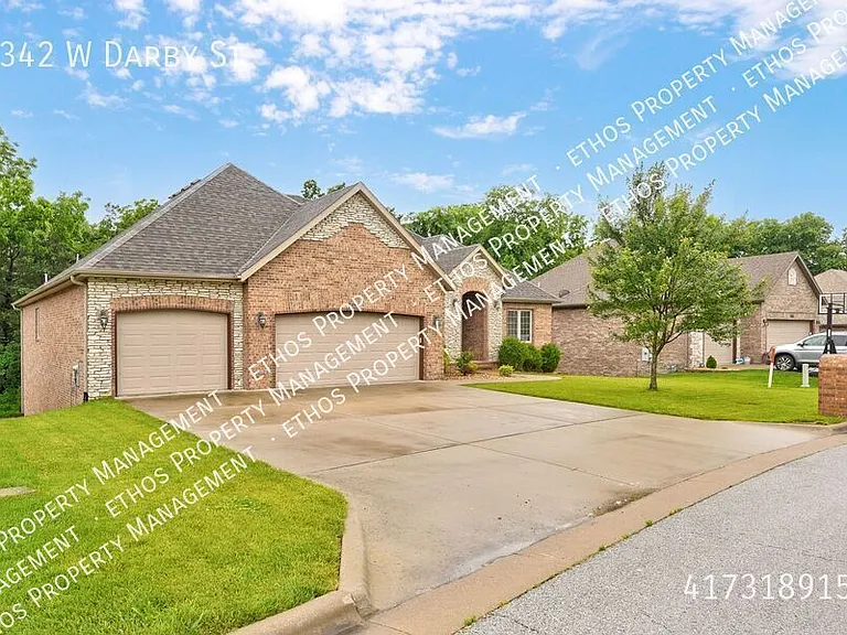 2342 W Darby St — Photo 2