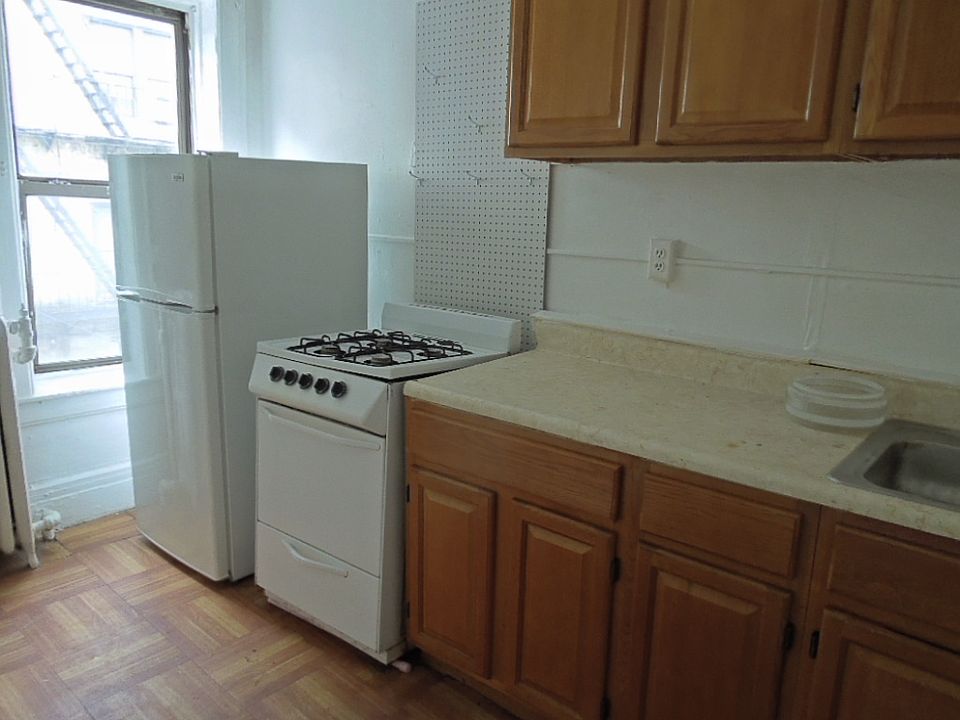 1st image of 734 Lincoln Pl #2