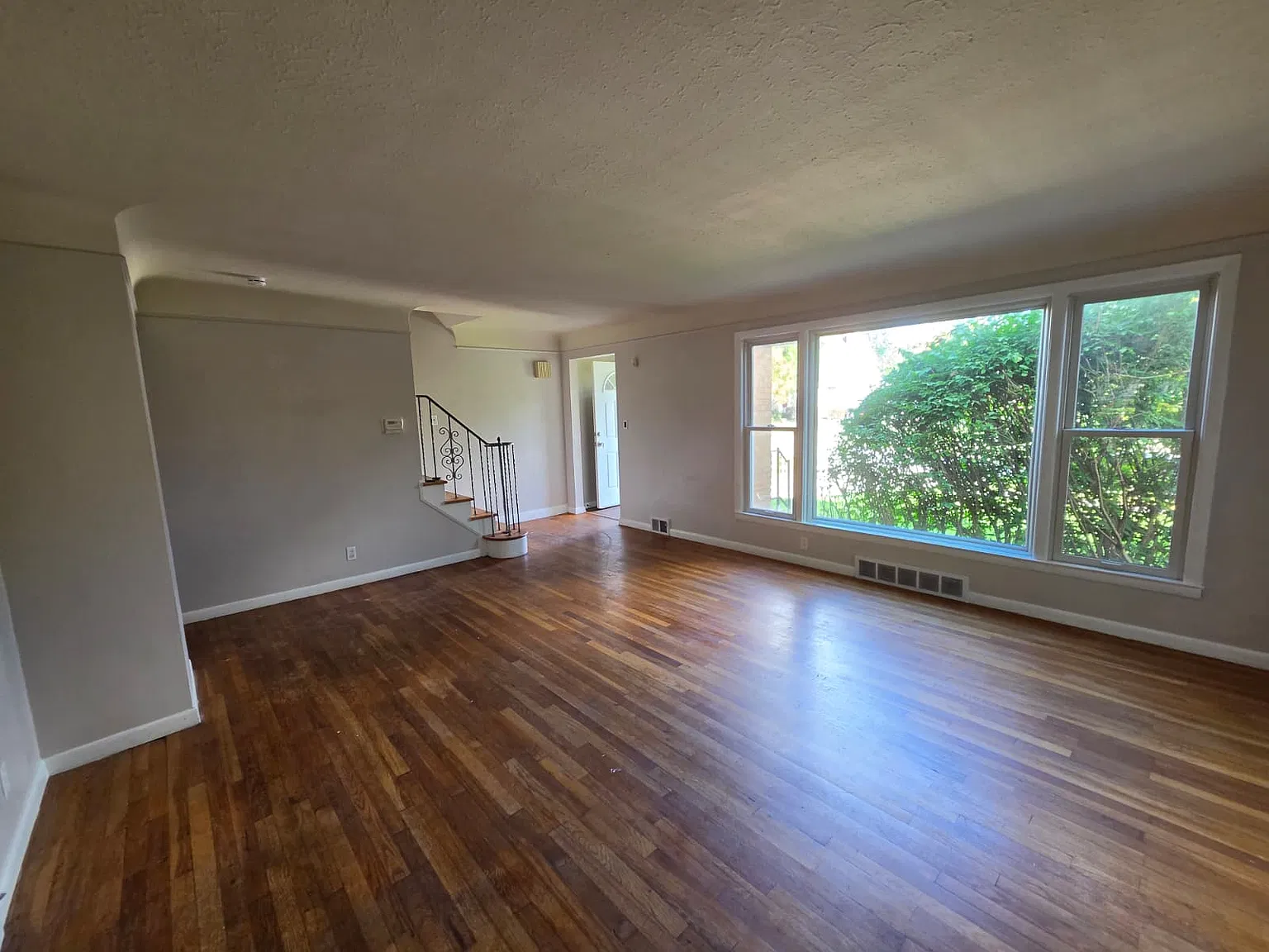 3 bed, 1.5 bath, 2002 sqft, $1,950 — Photo 3