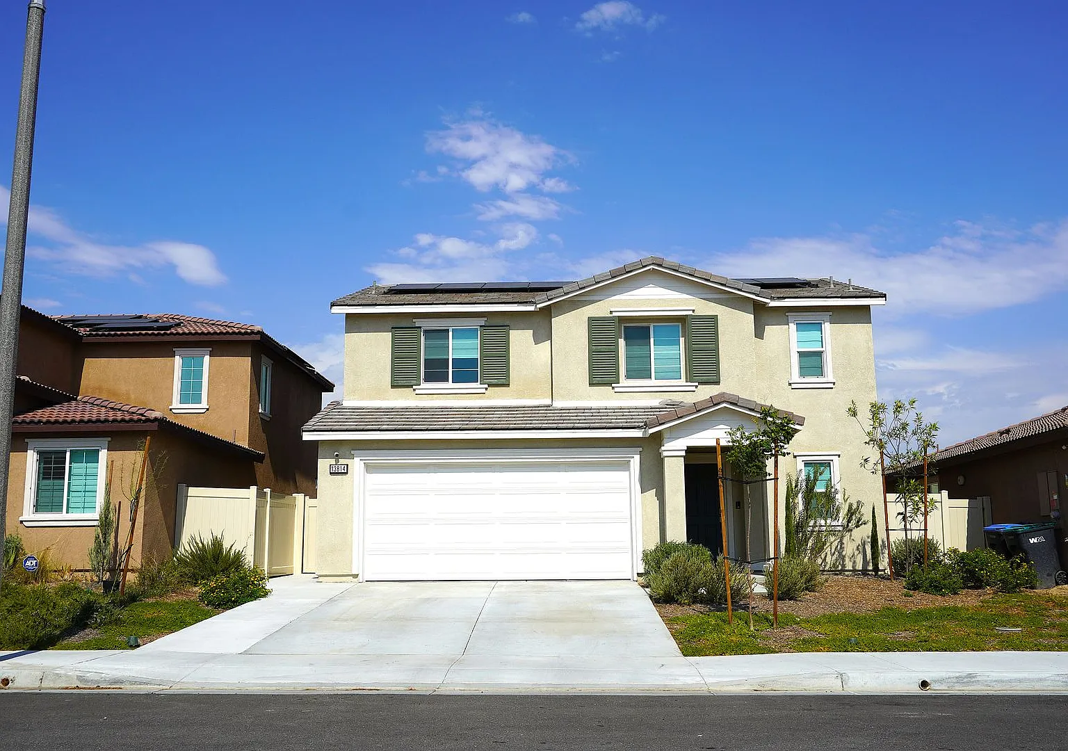 Beautiful 2024 Built DR Horton Home with Loft, Solar & Modern Upgrades — Photo 2