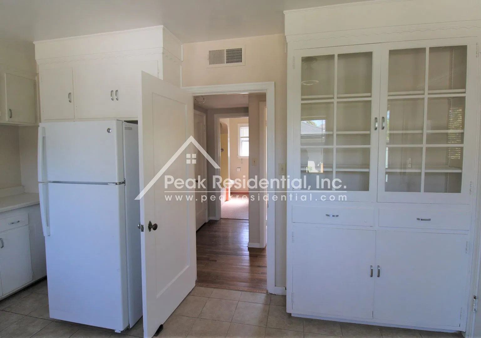 East Sacramento 2/1 Duplex With 1 Car Garage! — Photo 3