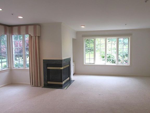 4th image of 26 Great Hill Dr #26