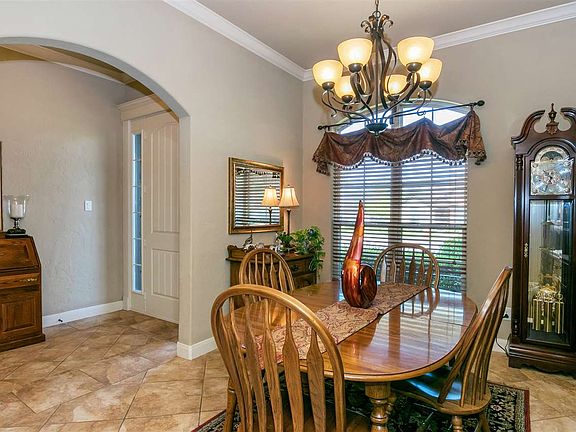 3rd image of 803 Woodridge Cir