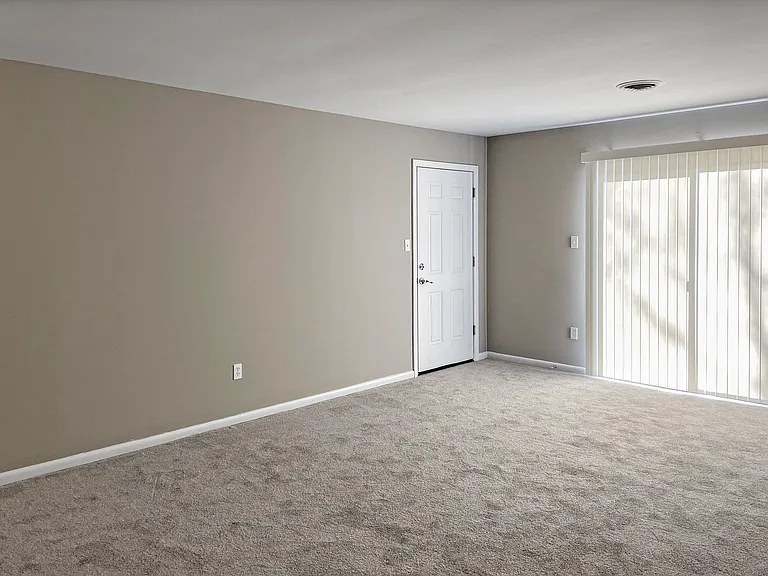 Elmwood Apartments — Photo 10
