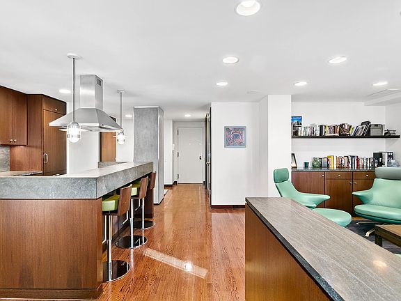 3rd image of 43 W 61st St APT 22L