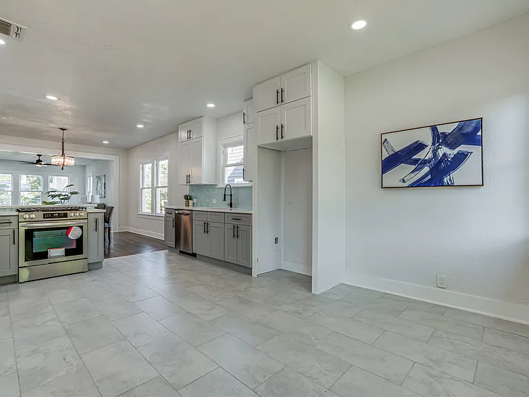 2035 W Summit Ave — Photo 20